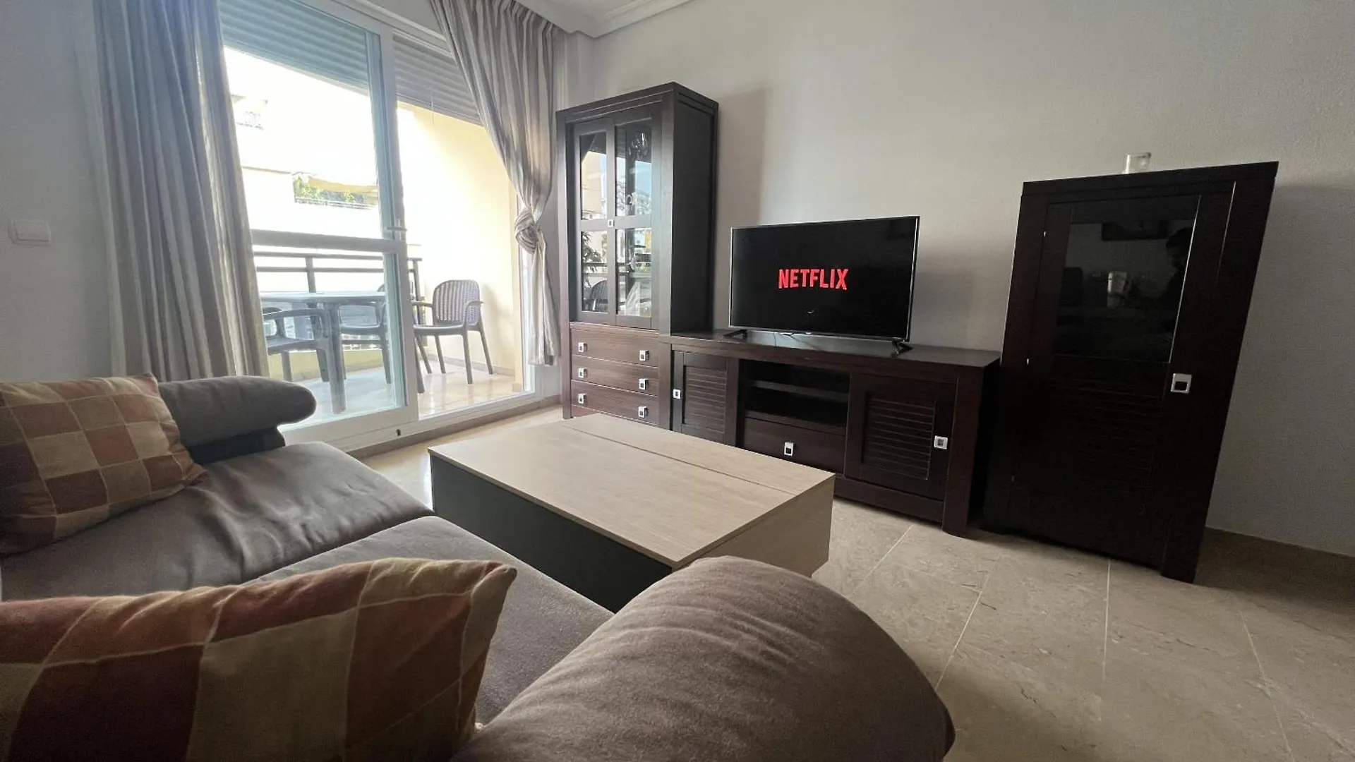 Torremolinos With Pool, Tennis & Gym By Homing Apartamento 0*,  Espanha